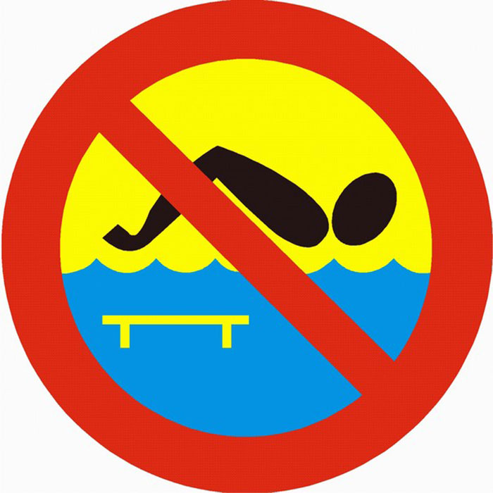 Znak zakazu "Kąpiel zabroniona - most"
